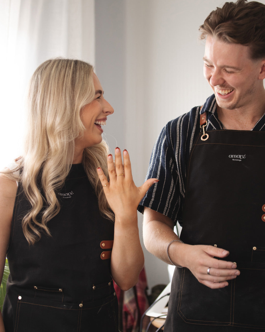 Couple laughing at jewelry date workshop in Lisbon